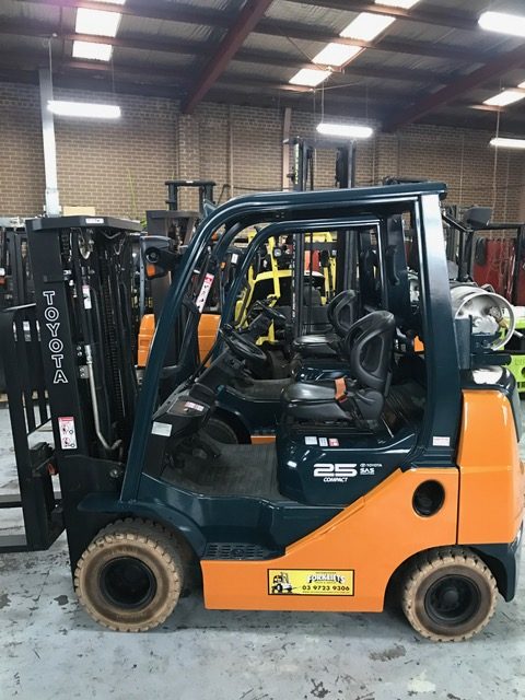 Toyota 8FGK25 Current Model compact container mast forklift