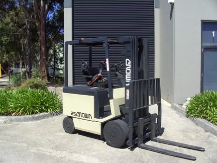Crown 3 stage container mast electric forklift
