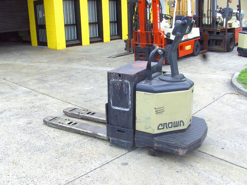 Crown Electric Single Pallet Mover
