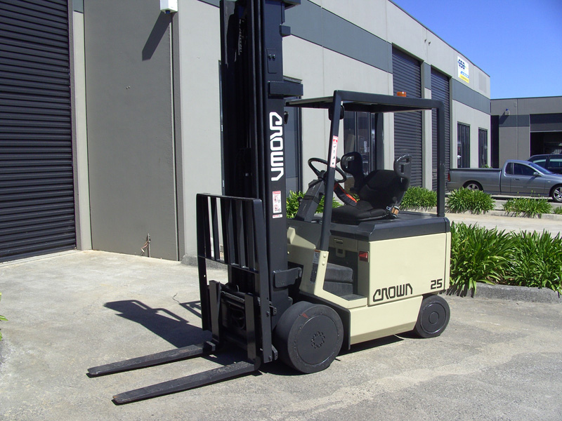 Crown Electric Used Forklift for sale 2.5 Tonne capacity & 7 metre lift