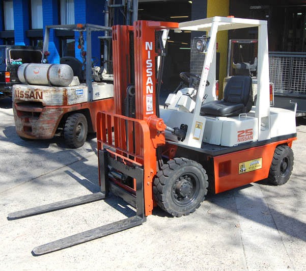 Nissan 2.5 Tonne Container Mast Used Forklift