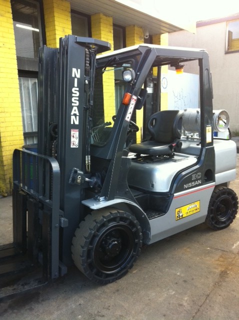 Nissan 3 Tonne Forklift with Container Mast
