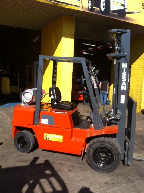 Nissan 2.5 Tonne Forklift with Dual Wheels