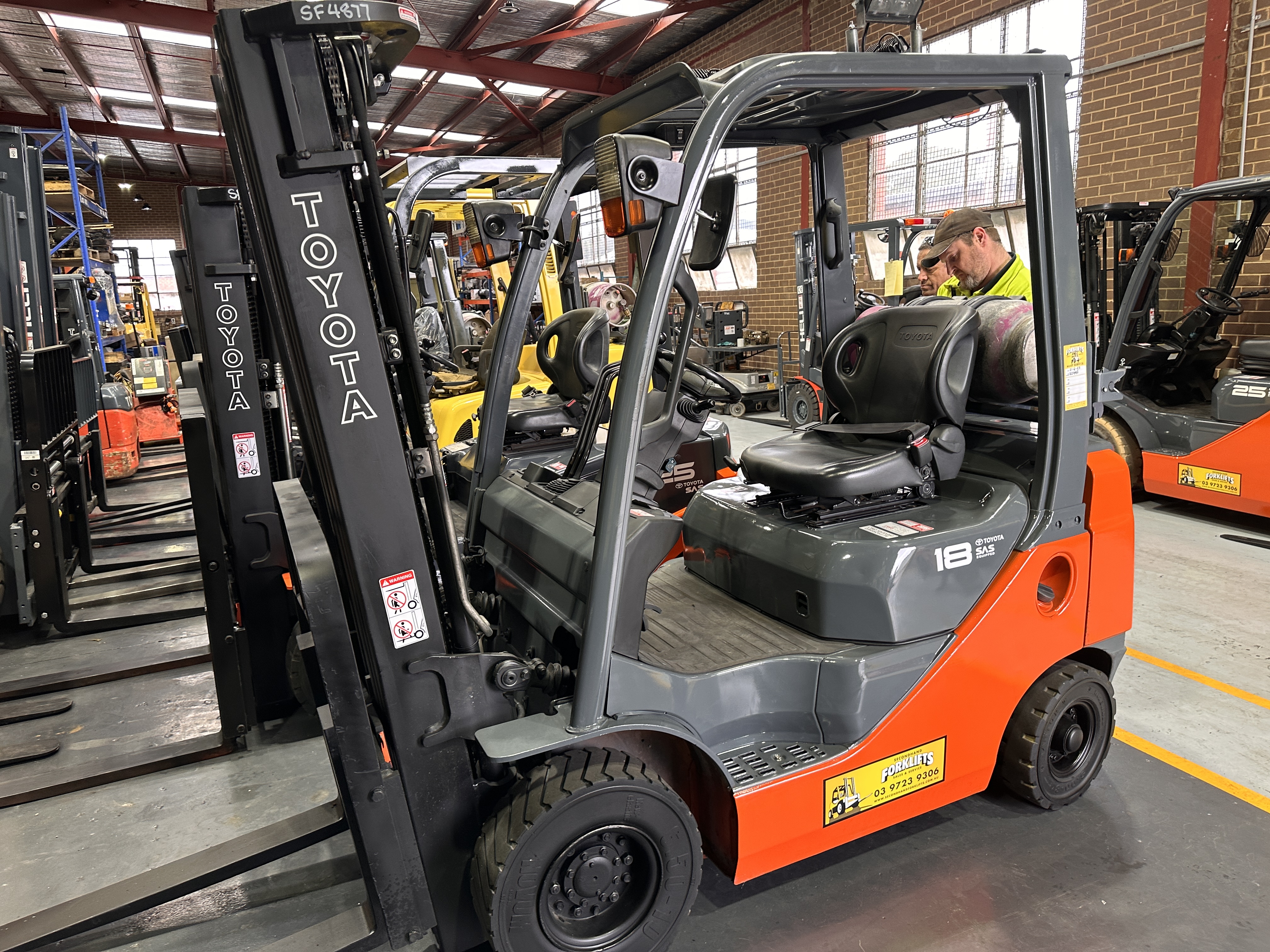 Toyota 1.8 tonne LPG container mast forklift