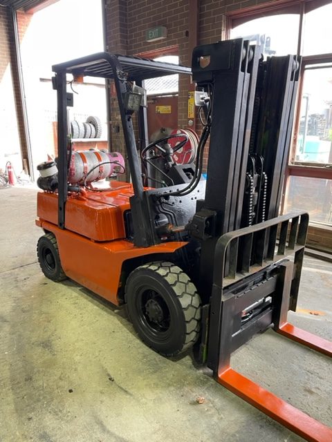 Used Forklift Nissan 2.5 tonne container mast