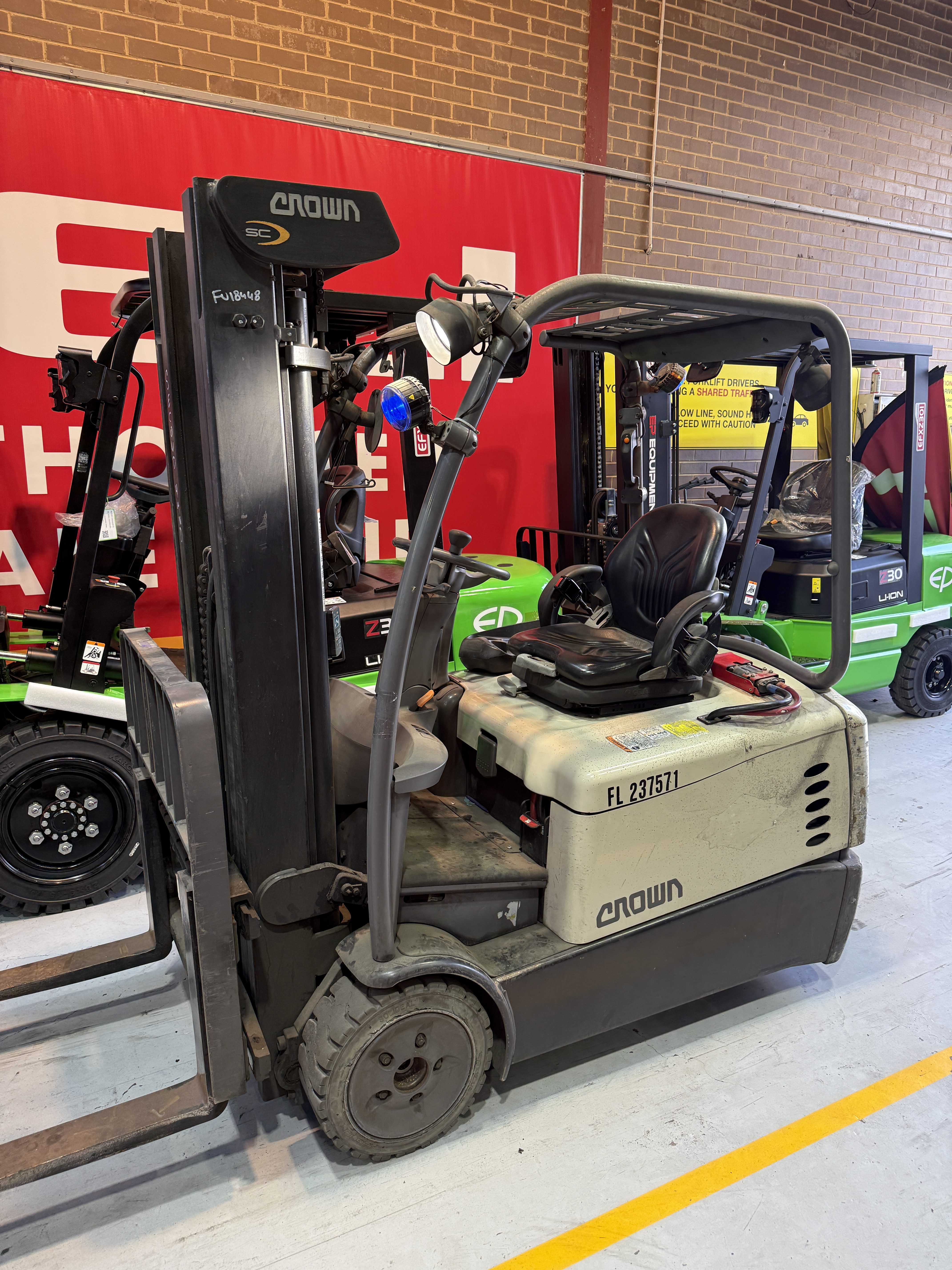 Used Crown 5200 Series Electric Forklift – Buy Now!